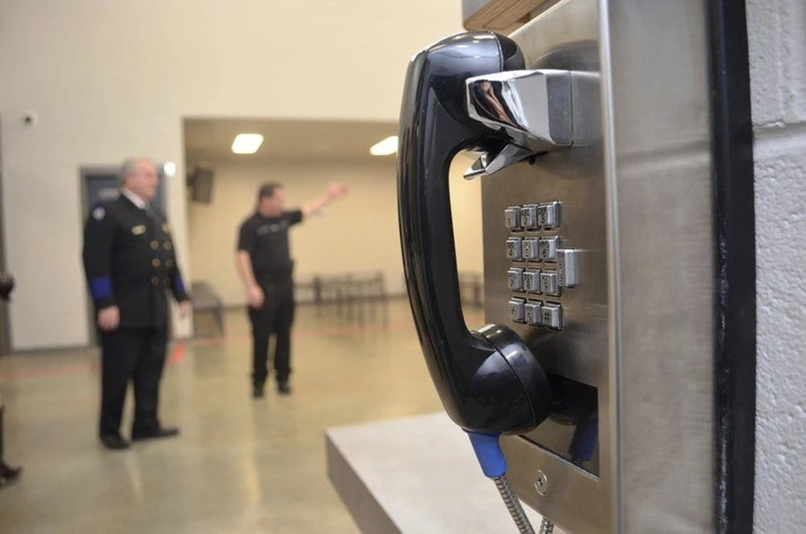 Telefóny v príjmovej a recepčnej oblasti Detention Centre F. DeWayne Beggs